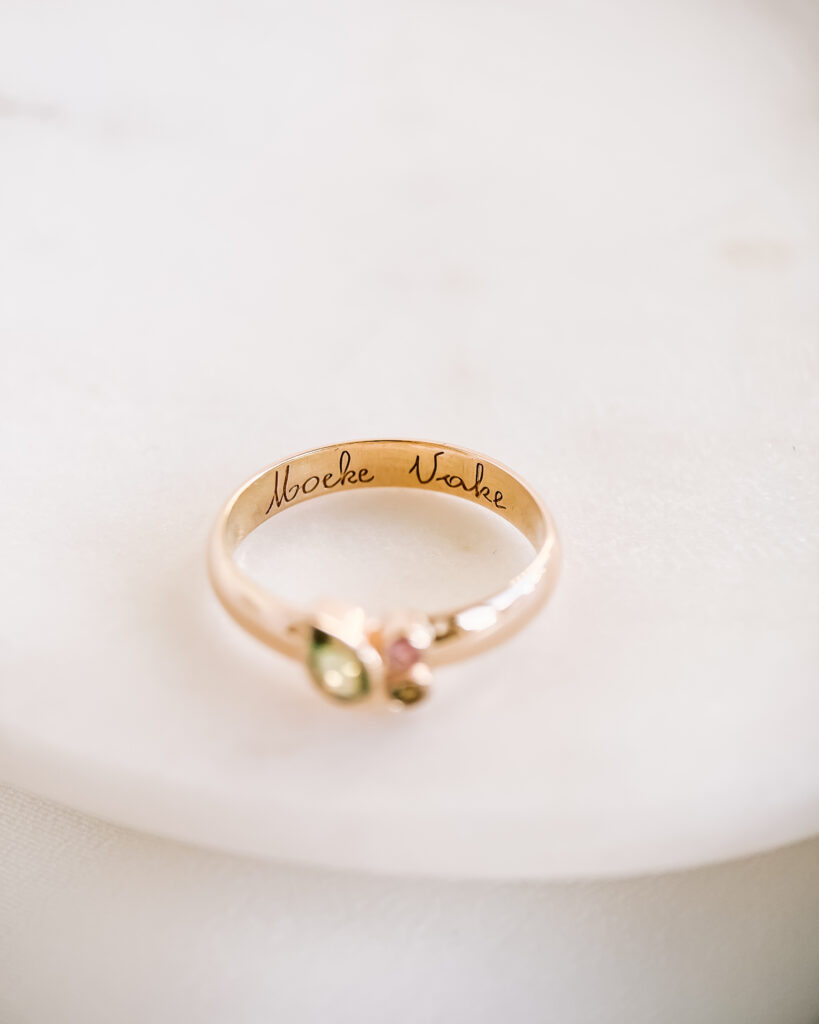 Ine Goossens Goudsmid Juwelen Goud Maatwerk Handgemaakt Moederliefde Trouwringen Verlovingsring Diamant Alliance Jewelry geboortejuweel oud goud gravure graveren