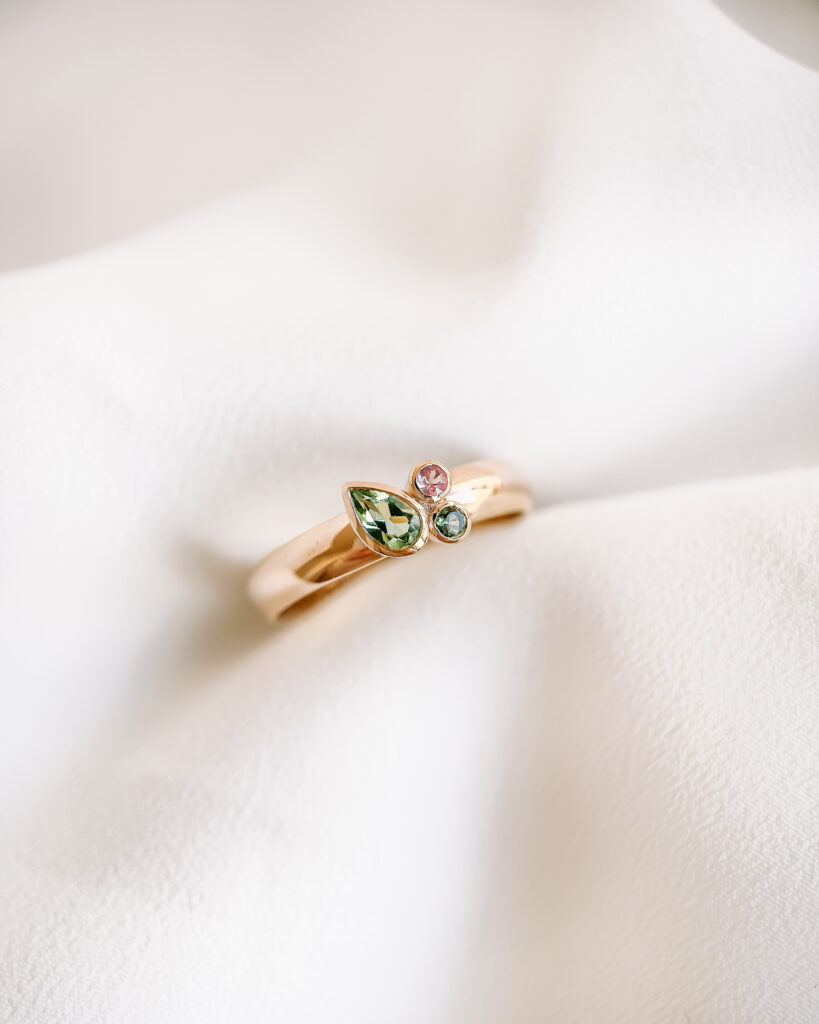 Ine Goossens Goudsmid Juwelen Goud Maatwerk Handgemaakt Moederliefde Trouwringen Verlovingsring Diamant Alliance Jewelry geboortejuweel oud goud