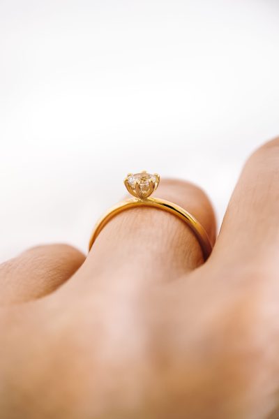 Ine Goossens Goudsmid Juwelen Goud Maatwerk Handgemaakt Moederliefde Trouwringen Verlovingsring Diamant Alliance Jewelry geboortejuweel oud goud
